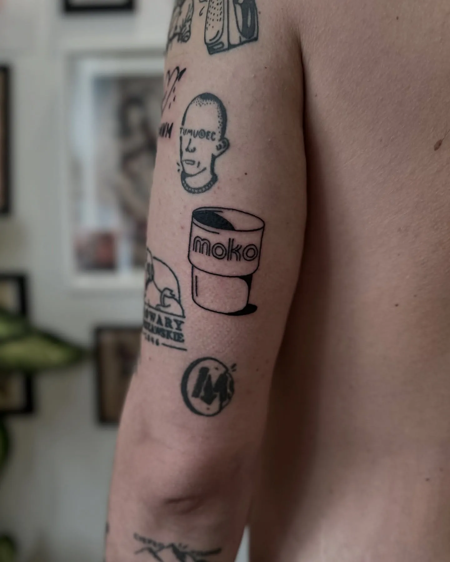 Tatuaż gruby kontur z literingiem i symbolami na ramieniu (zdjęcie 2) — tatuaż, Wujek Darek, Warszawa, Polska