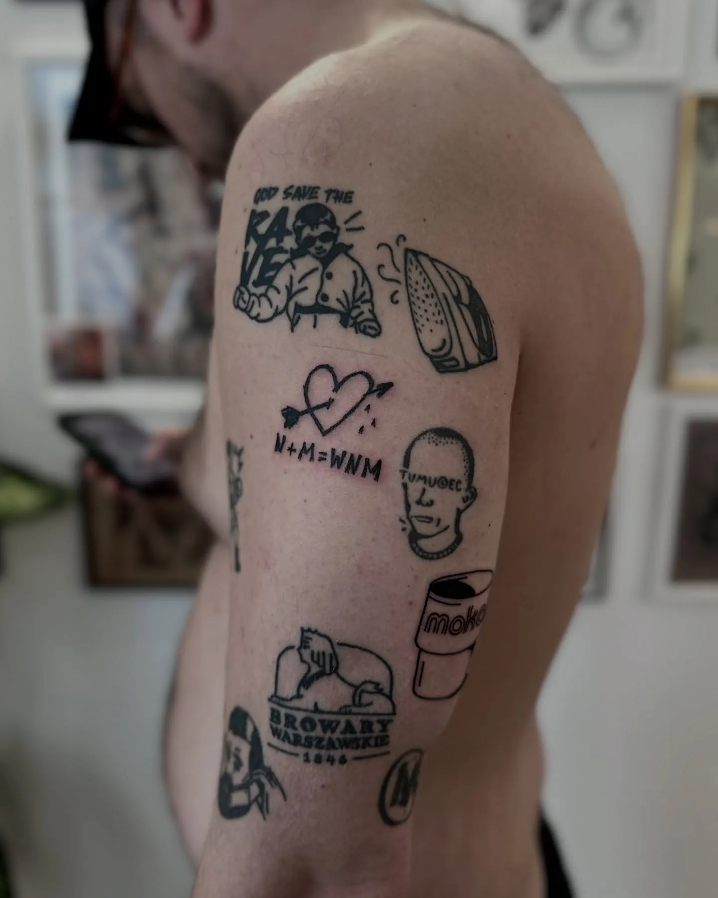 Tatuaż gruby kontur z literingiem i symbolami na ramieniu — tatuaż, Wujek Darek, Warszawa, Polska