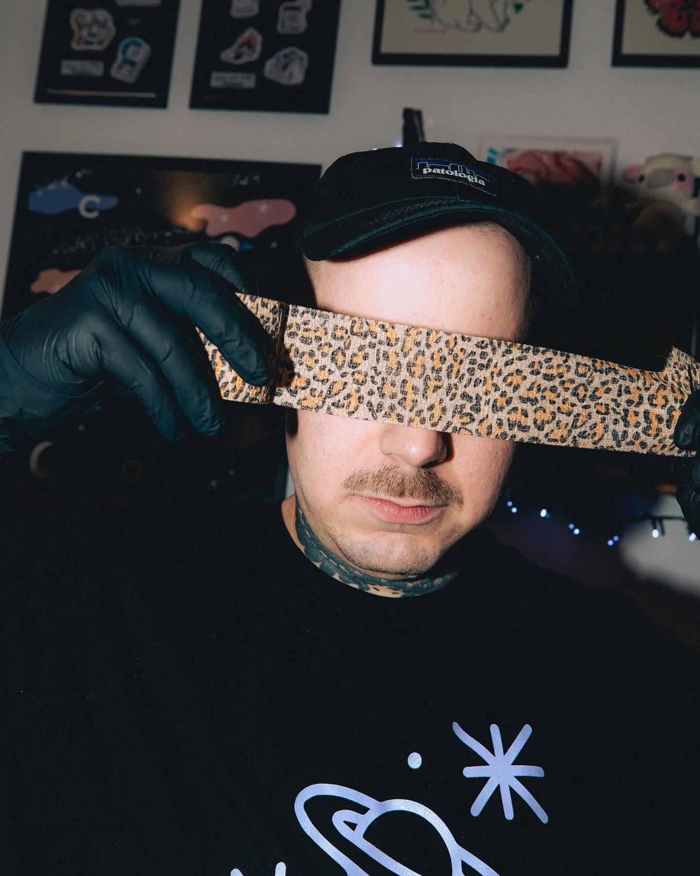 Tatuaż z grubym kontrem i leopard print wzorem na szyi — tatuaż, Wujek Darek, Warszawa, Polska