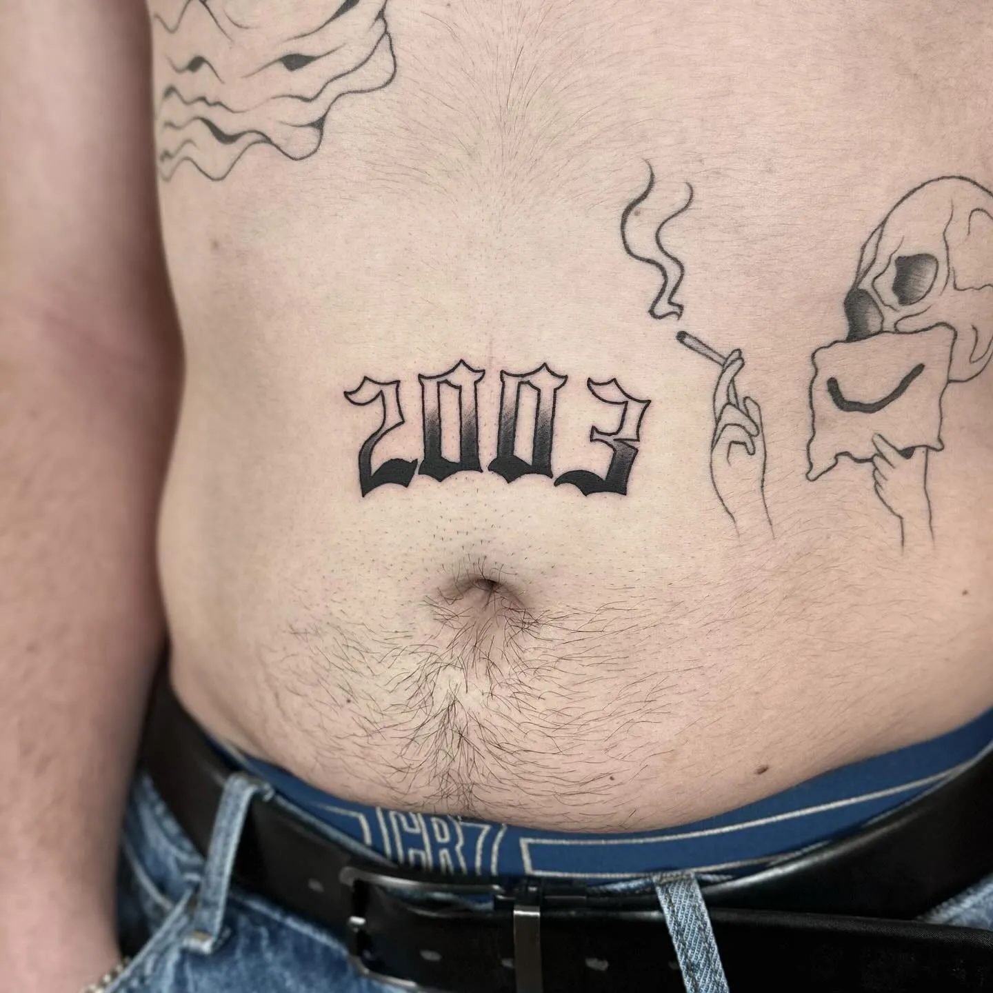 Tatuaż lettering 2002 z grubym konturem na klatce piersiowej — tatuaż, Wujek Darek, Warszawa, Polska