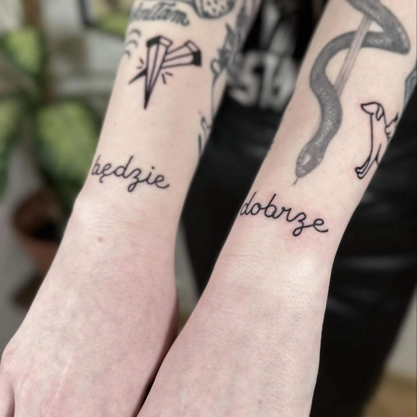 Tatuaż lettering z grubym konturem na przedramieniu — tatuaż, Wujek Darek, Warszawa, Polska