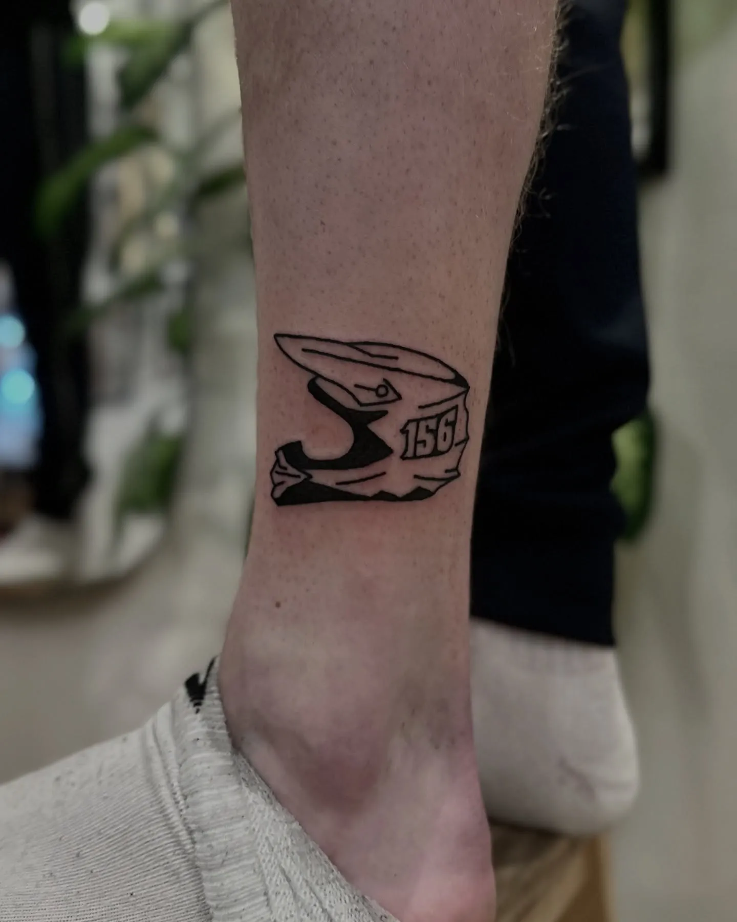 Tatuaż z grubym konturem: abstrakcyjny motyw na przedramieniu (zdjęcie 5) — tatuaż, Wujek Darek, Warszawa, Polska