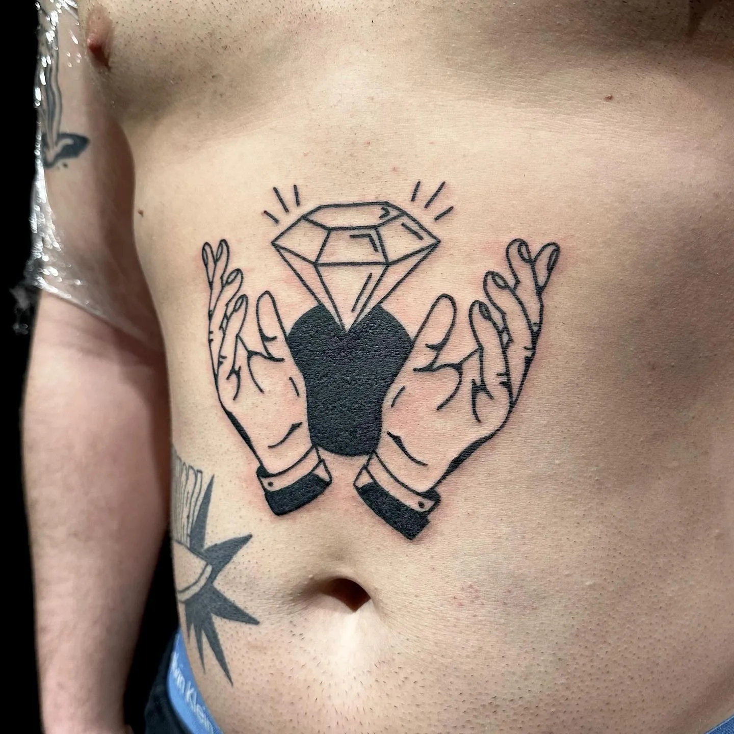 Tatuaż serce z diamentem i dłoniami w grubym konturze — tatuaż, Wujek Darek, Warszawa, Polska