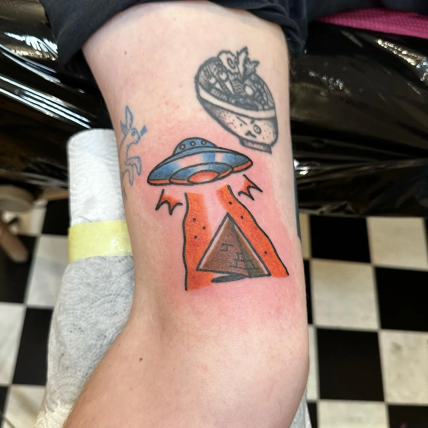 Tatuaż z UFO, piramidą i zawieszką w gruby kontur — tatuaż, Wujek Darek, Warszawa, Polska