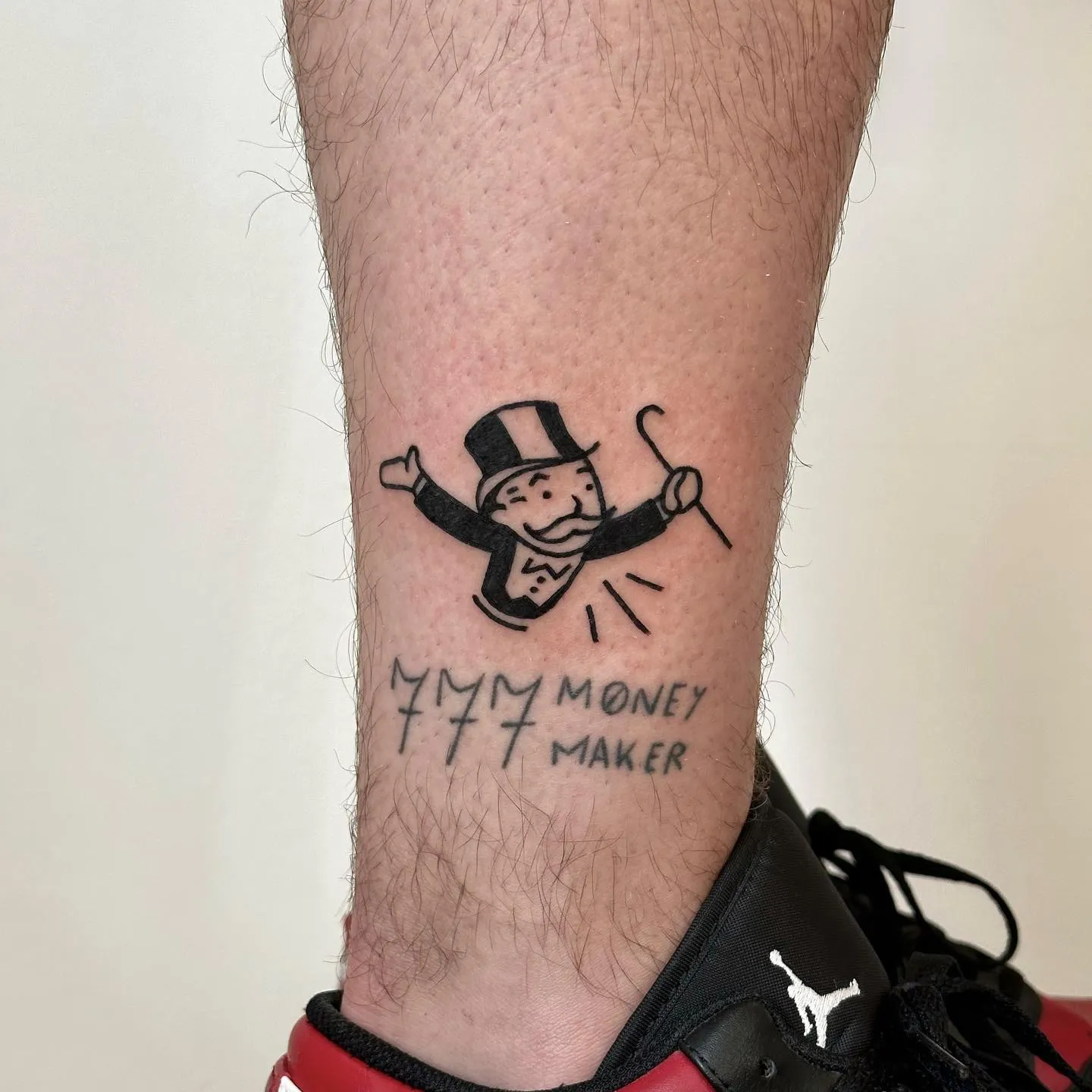 Tatuaż Money Maker z Monopoly'ego w grubym konturze — tatuaż, Wujek Darek, Warszawa, Polska
