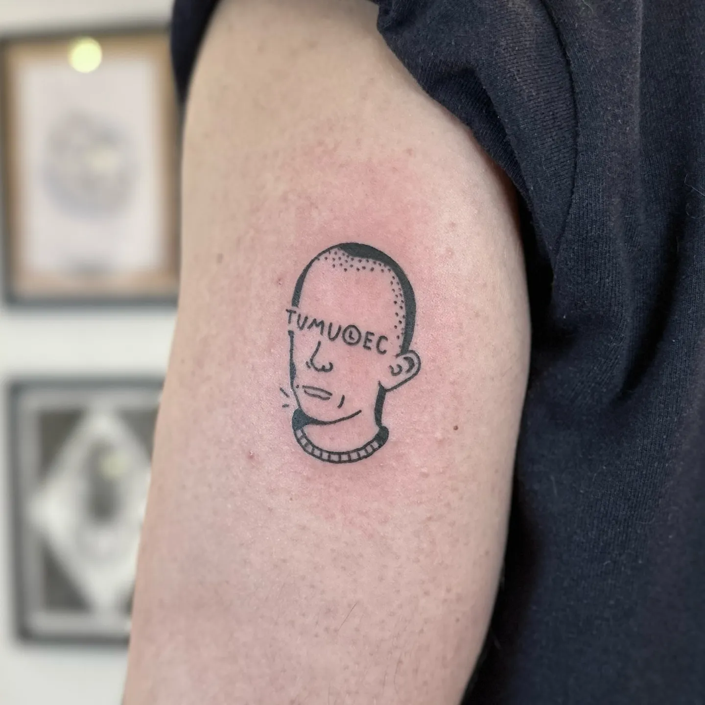 Tatuaż głowy z grubym konturem i lettering — tatuaż, Wujek Darek, Warszawa, Polska