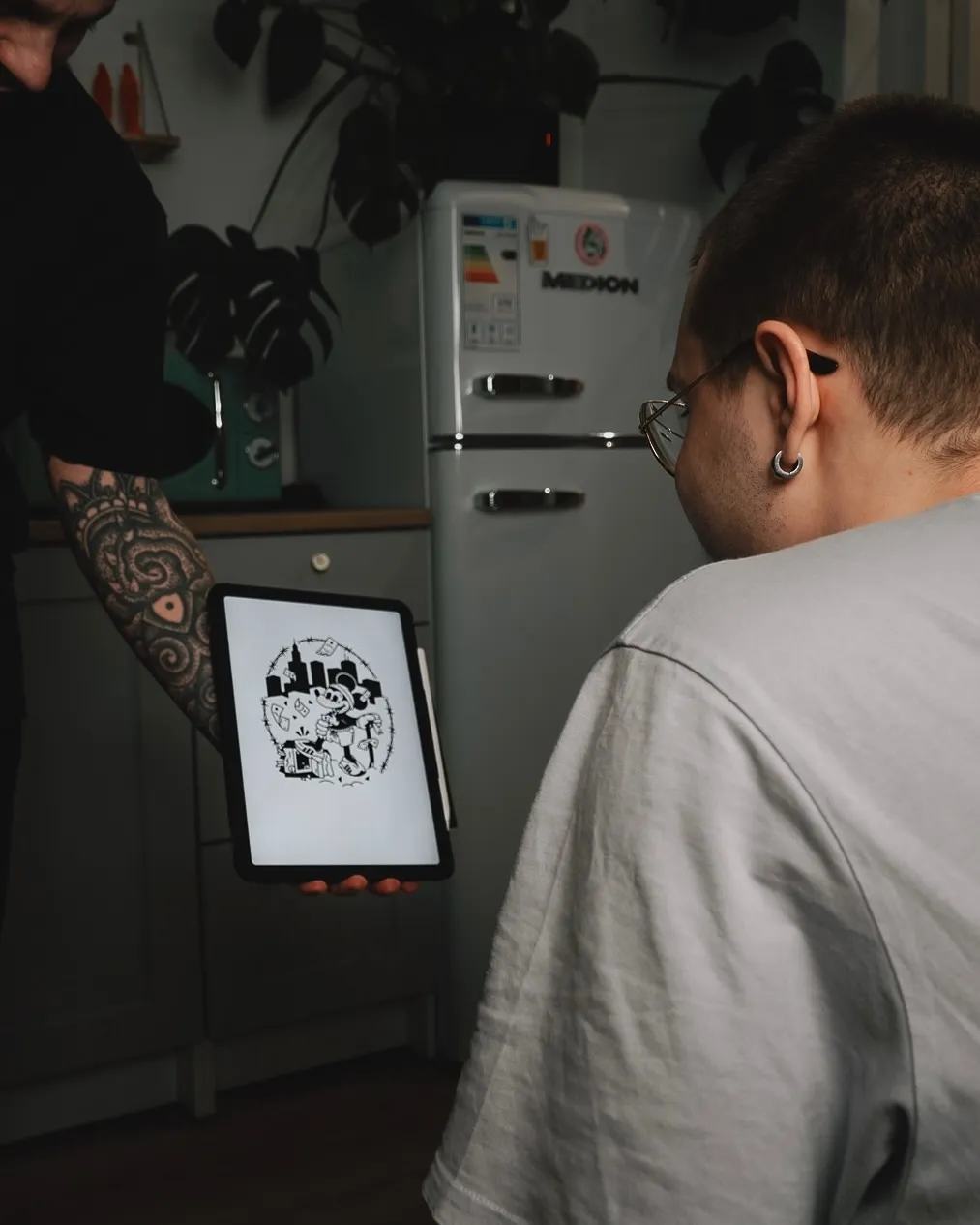 Tatuaż czarno-biały z motywami miasta i postaci w stylu ignorant — tatuaż, Wujek Darek, Warszawa, Polska