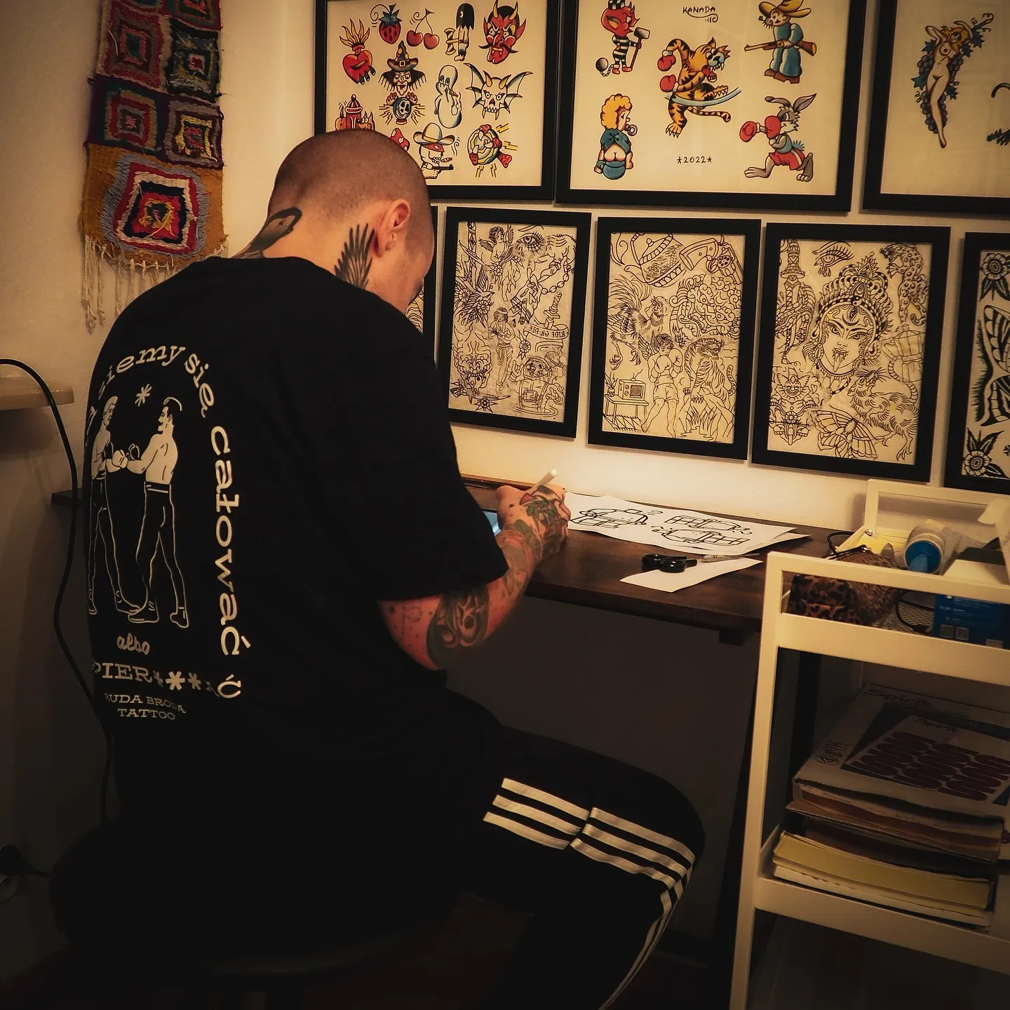 Tatuaż z grubym konturem i letteringiem na przedramieniu (zdjęcie 3) — tatuaż, Wujek Darek, Warszawa, Polska