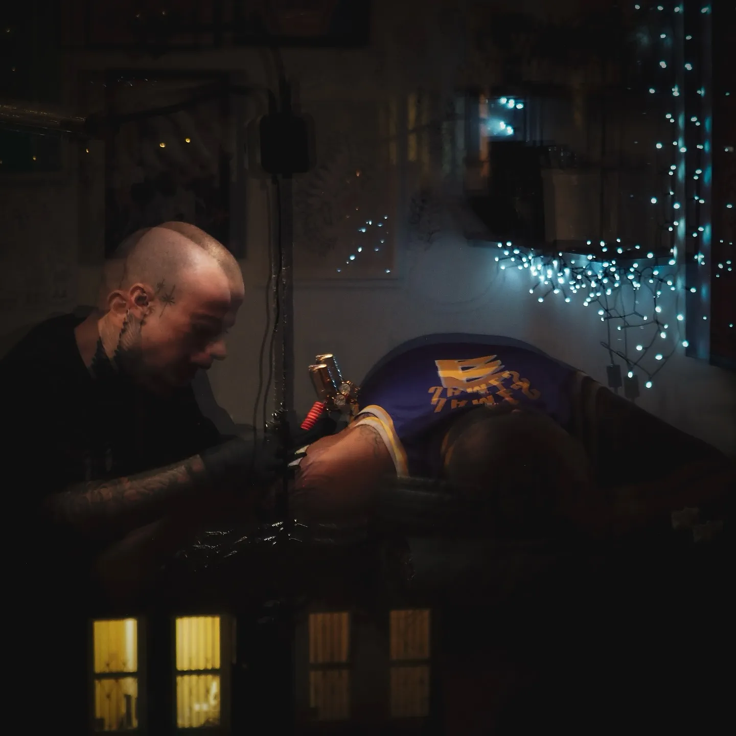 Tatuaż z grubym konturem i letteringiem na przedramieniu (zdjęcie 7) — tatuaż, Wujek Darek, Warszawa, Polska