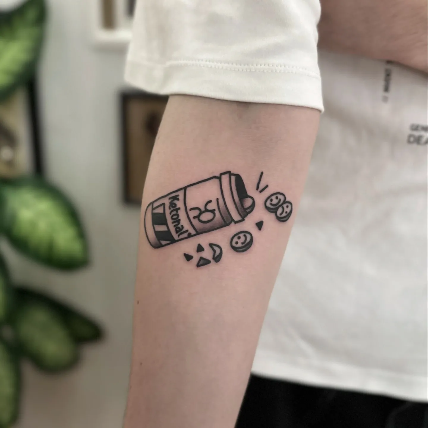 Tatuaż butelki z grubym konturem i symbolami emocji — tatuaż, Wujek Darek, Warszawa, Polska