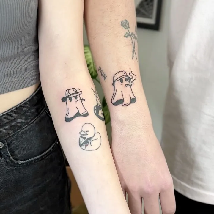 Gruby kontur tatuaż z postaciami w kapeluszach i kwiatem — tatuaż, Wujek Darek, Warszawa, Polska