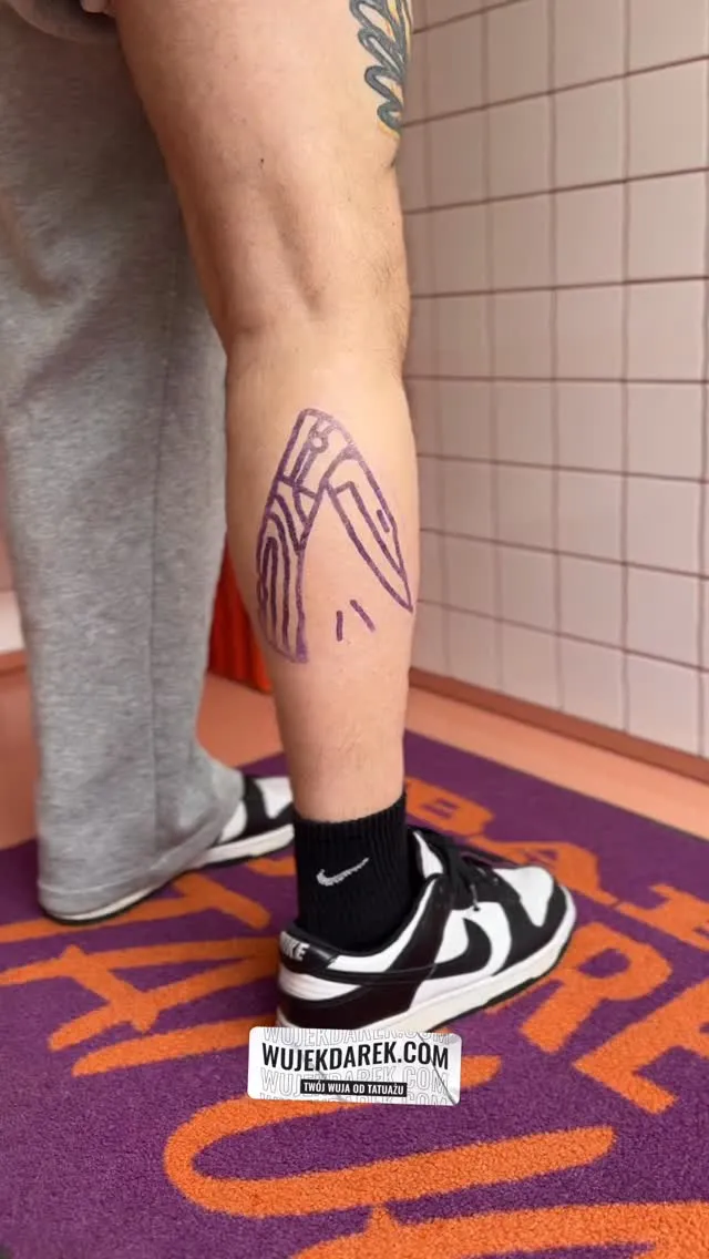 Gruby kontur tatuażu przedstawiającego sneakersy na łydce — tatuaż, Wujek Darek, Warszawa, Polska