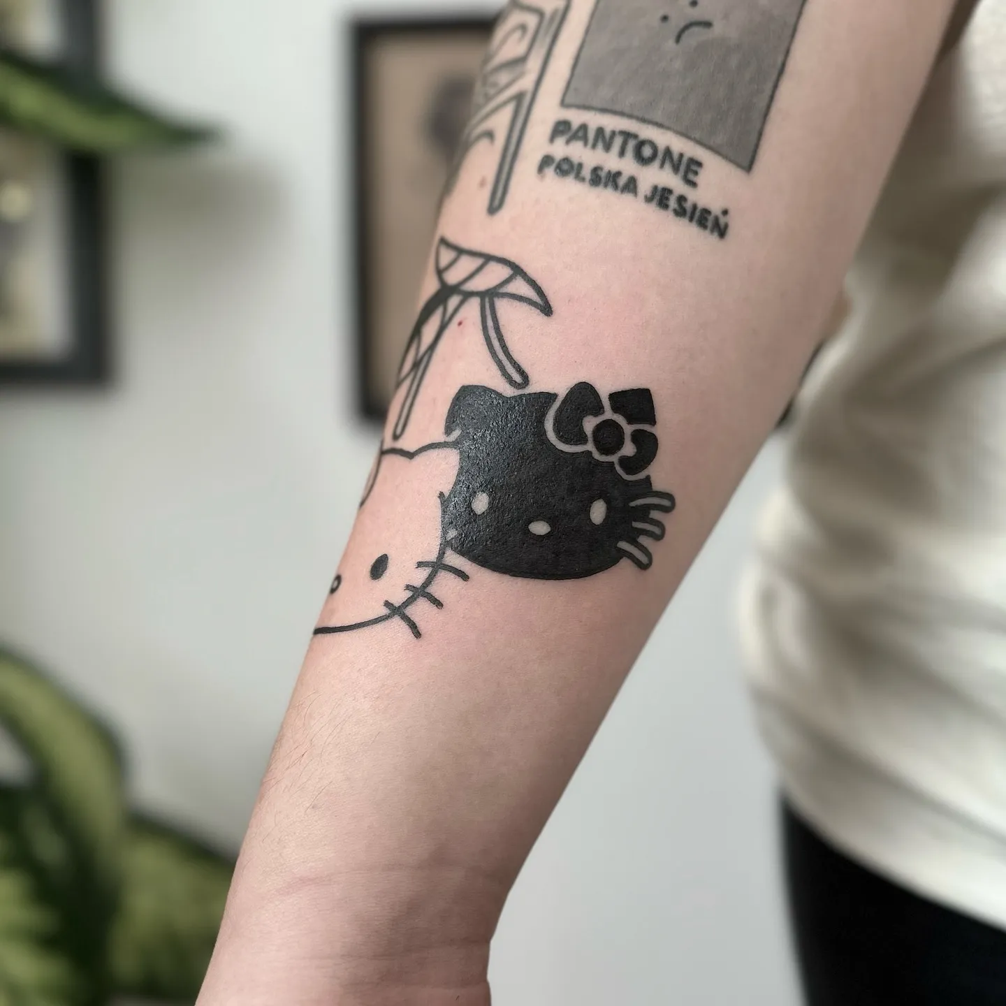 Hello Kitty tatuaż z grubym konturem i Pantone — tatuaż, Wujek Darek, Warszawa, Polska