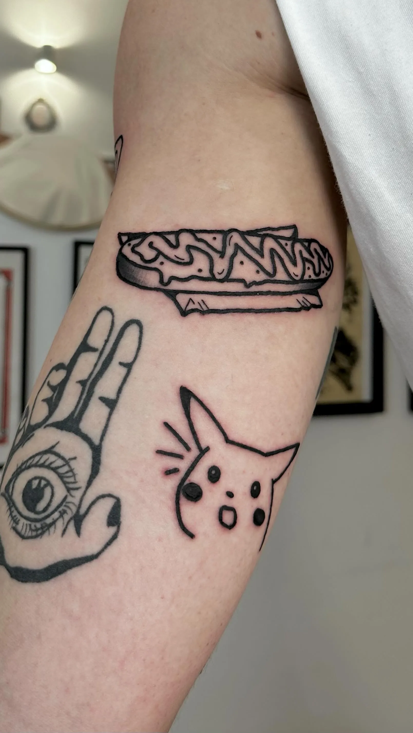 Hot dog z grubym konturem i Pikachu w clean ignorant stylu — tatuaż, Wujek Darek, Warszawa, Polska