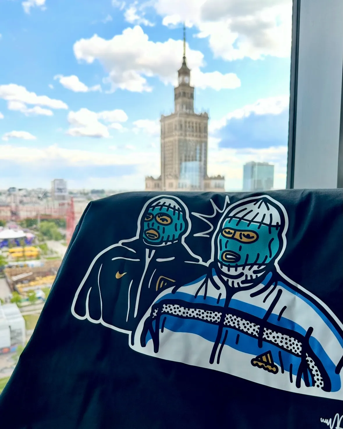 Ignorant tatuaż z grzybem trzymanym w dłoni na nadgarstku (zdjęcie 3) — tatuaż, Wujek Darek, Warszawa, Polska