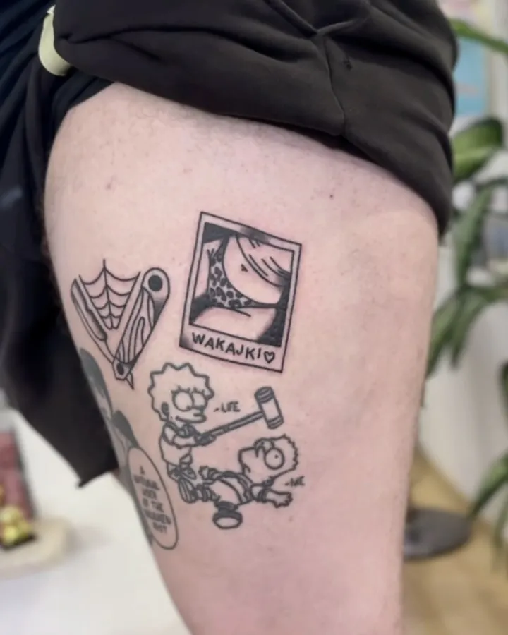 Ignorant tatuaż z Lisą i Bartem Simpsonem oraz polaroidem na udzie — tatuaż, Wujek Darek, Warszawa, Polska