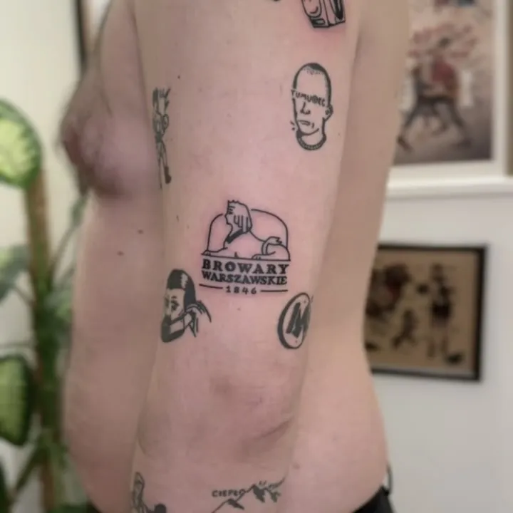 Ignorant tatuaże z grubym konturem na żebrach – portrety i logo browaru — tatuaż, Wujek Darek, Warszawa, Polska