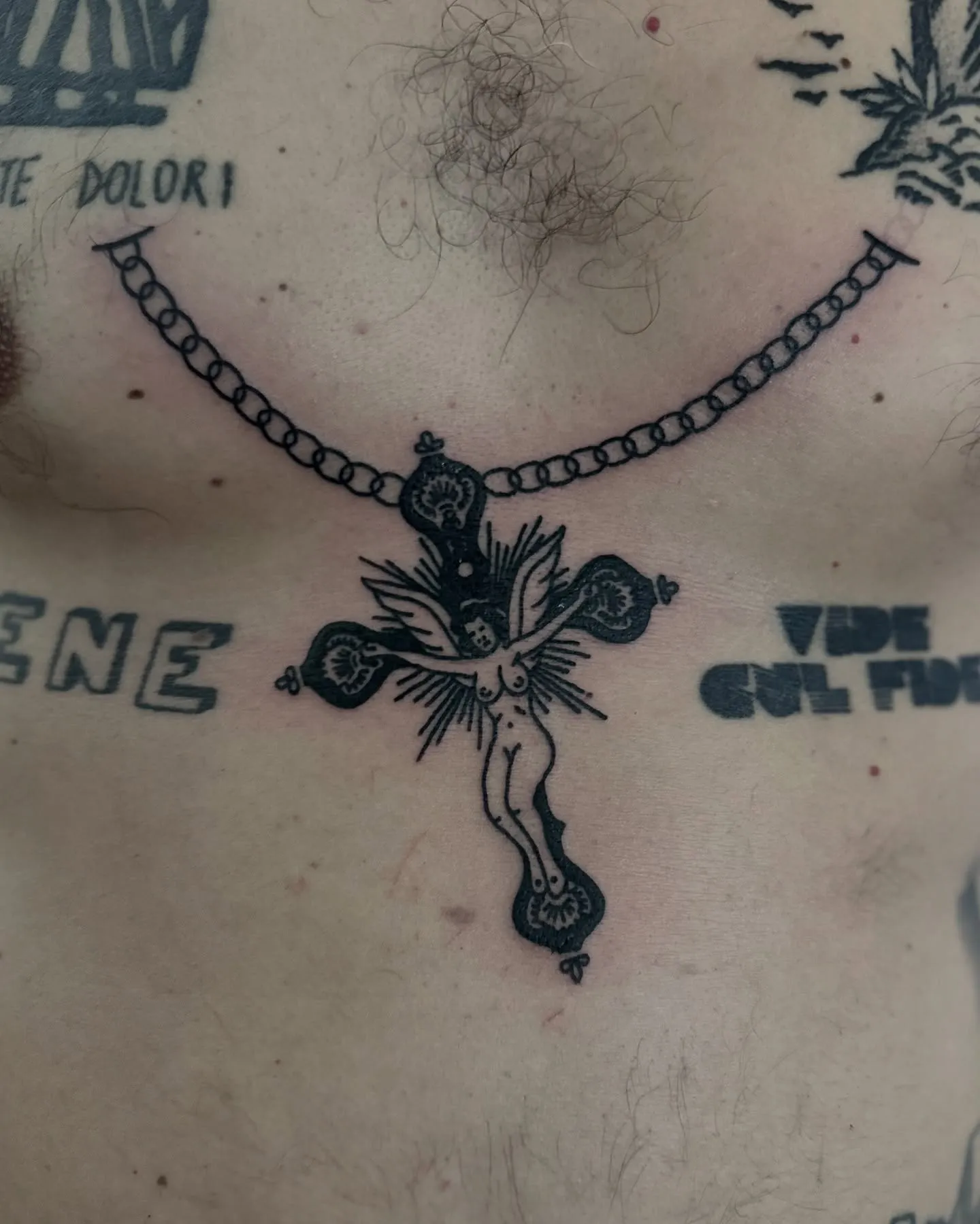 Krzyż z aniołem i łańcuchem – tatuaż gruby kontur — tatuaż, Wujek Darek, Warszawa, Polska