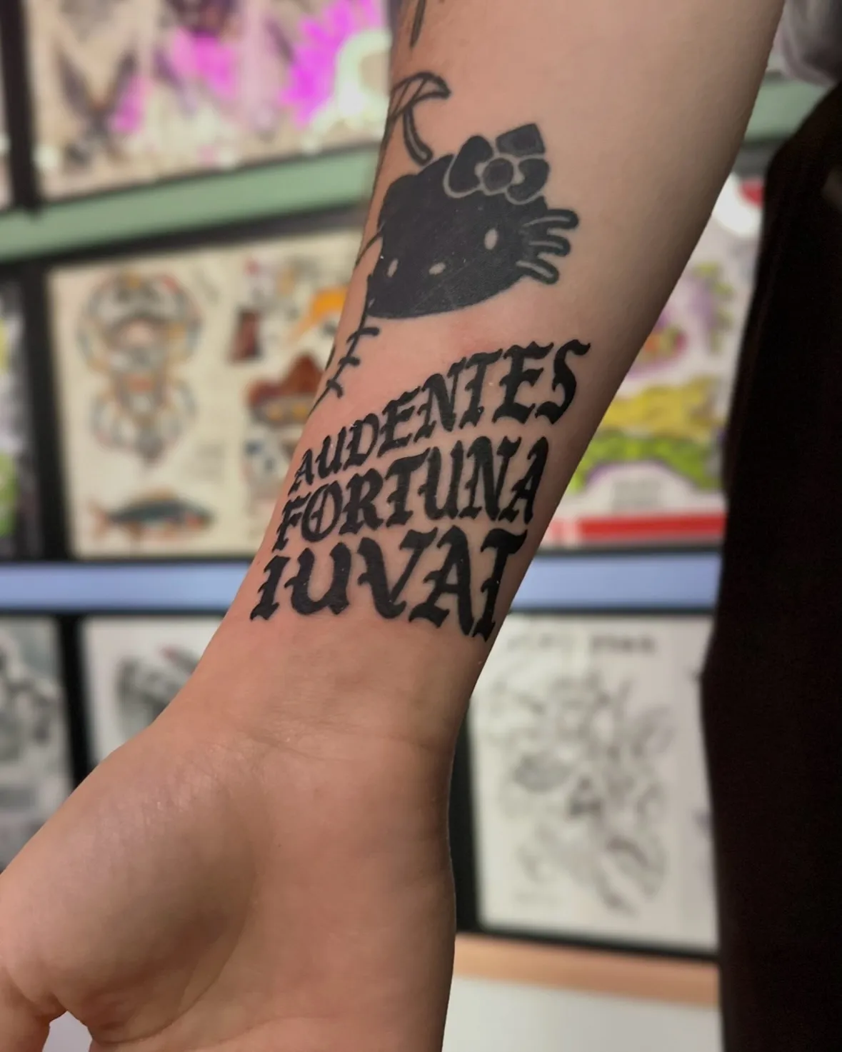 Lettering tatuaż na przedramieniu z motywem Hello Kitty — tatuaż, Wujek Darek, Warszawa, Polska