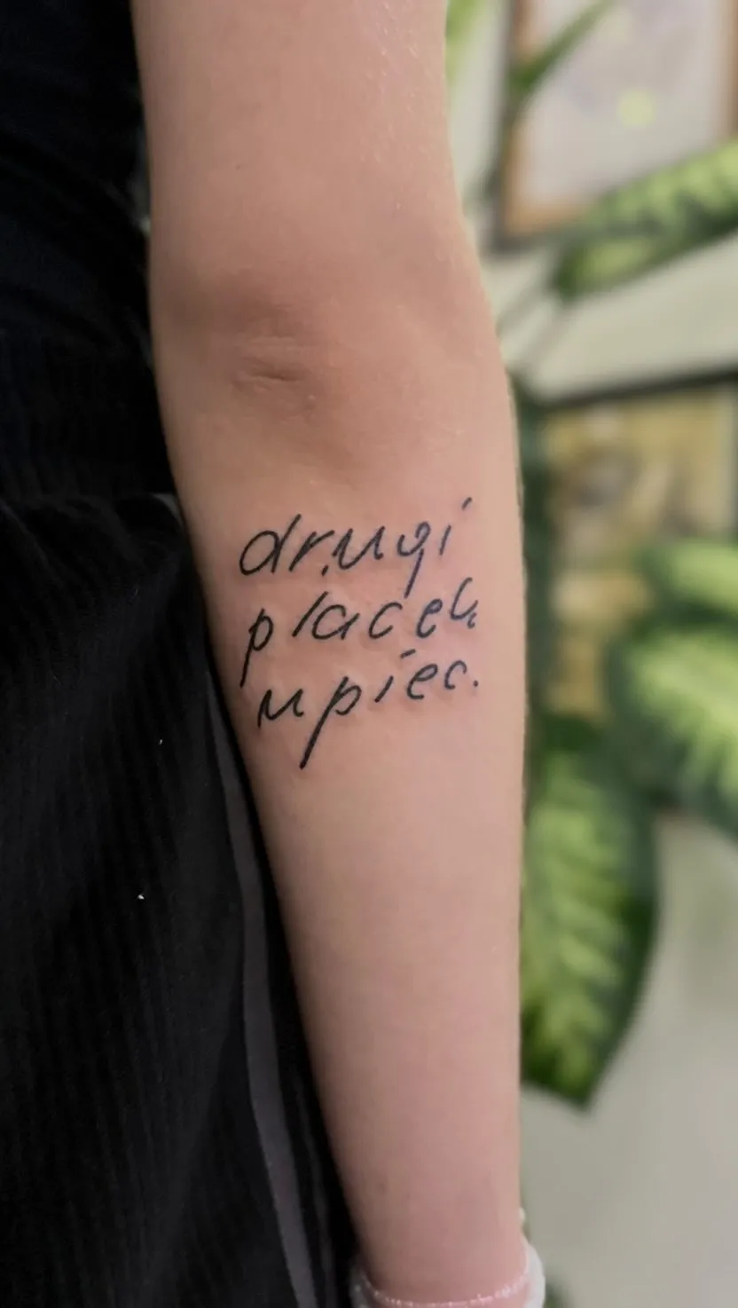Lettering tatuaż trzyliniowy na przedramieniu — tatuaż, Wujek Darek, Warszawa, Polska