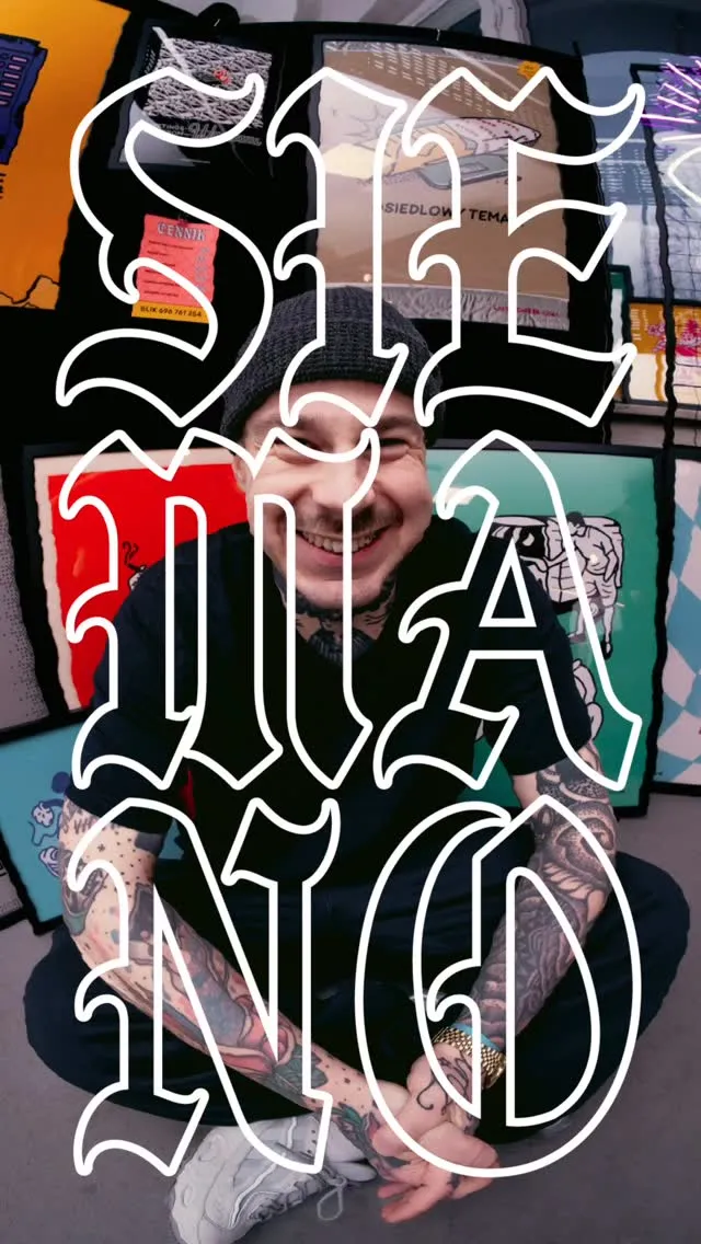 Lettering tatuaż z grubym konturem w stylu gotyckiego pisma — tatuaż, Wujek Darek, Warszawa, Polska