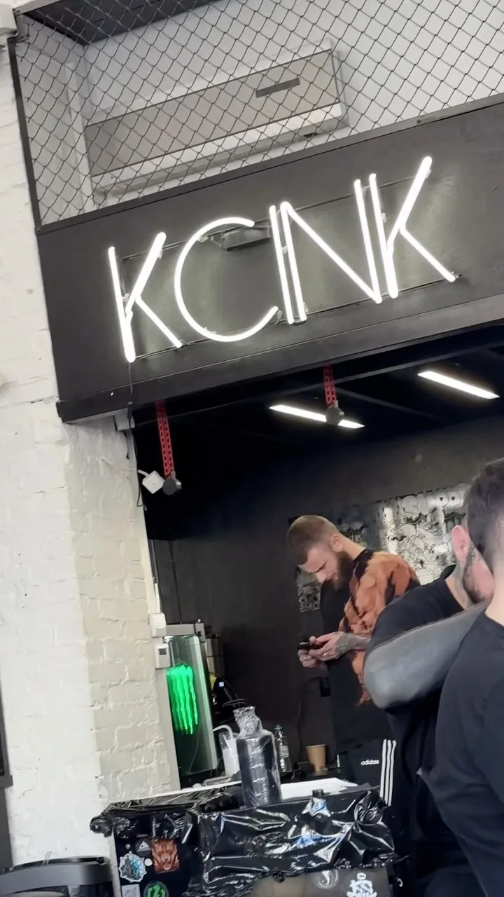 Lettering tatuaż z grubym konturem w stylu ignorant — tatuaż, Wujek Darek, Warszawa, Polska