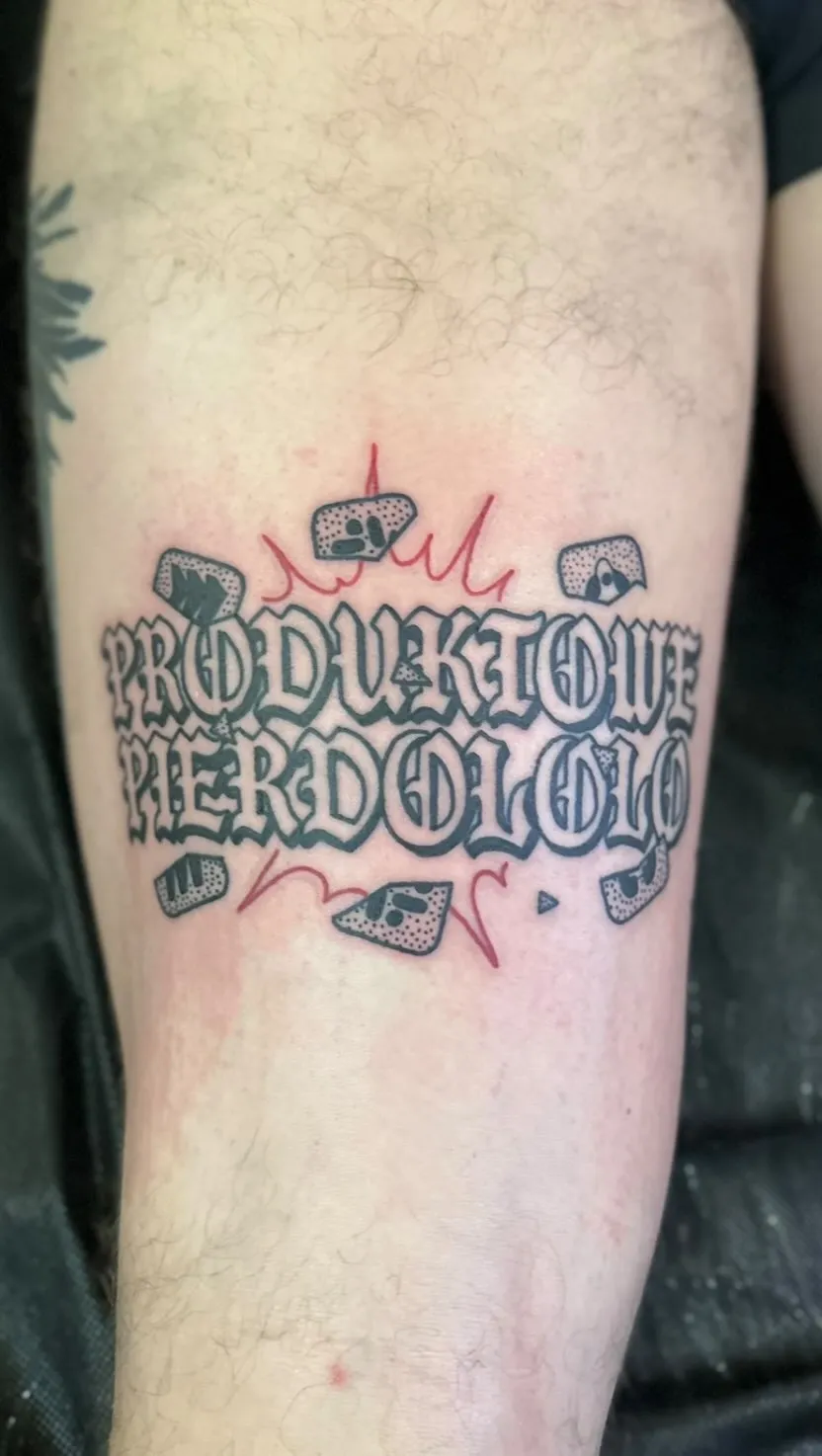 Lettering tatuaż z ultragrubym konturem na przedramieniu — tatuaż, Wujek Darek, Warszawa, Polska