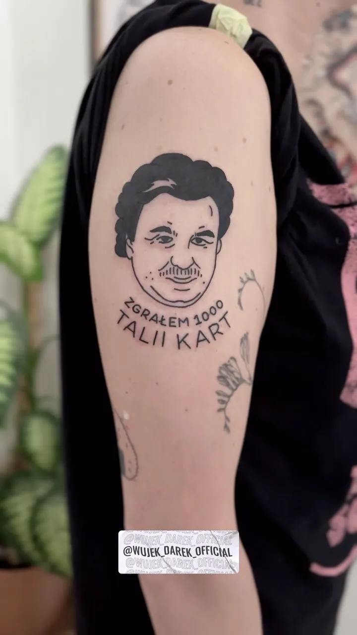 Portret z napisem w grubym konturze i lettering — tatuaż, Wujek Darek, Warszawa, Polska