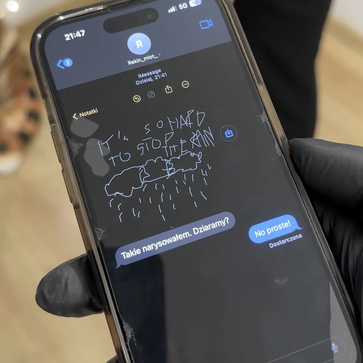 Projekt tatuażu z chmurą deszczową i lettering w grubym konturze — tatuaż, Wujek Darek, Warszawa, Polska