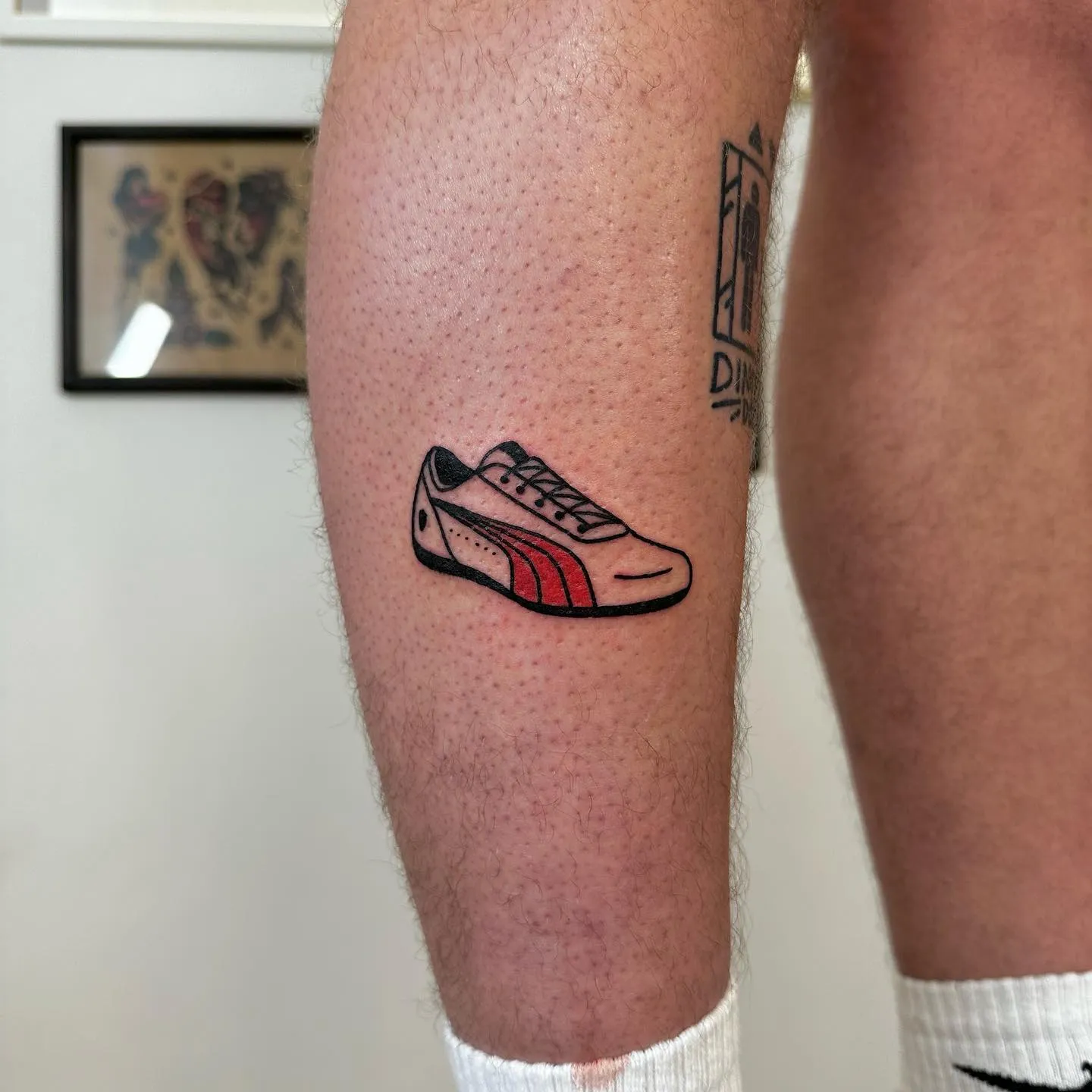 Tatuaż buta sportowego z grubym konturem — tatuaż, Wujek Darek, Warszawa, Polska