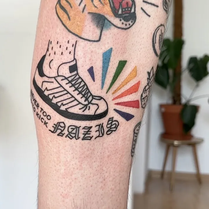 Tatuaż buta z ultragrubym konturem i lettering'iem — tatuaż, Wujek Darek, Warszawa, Polska