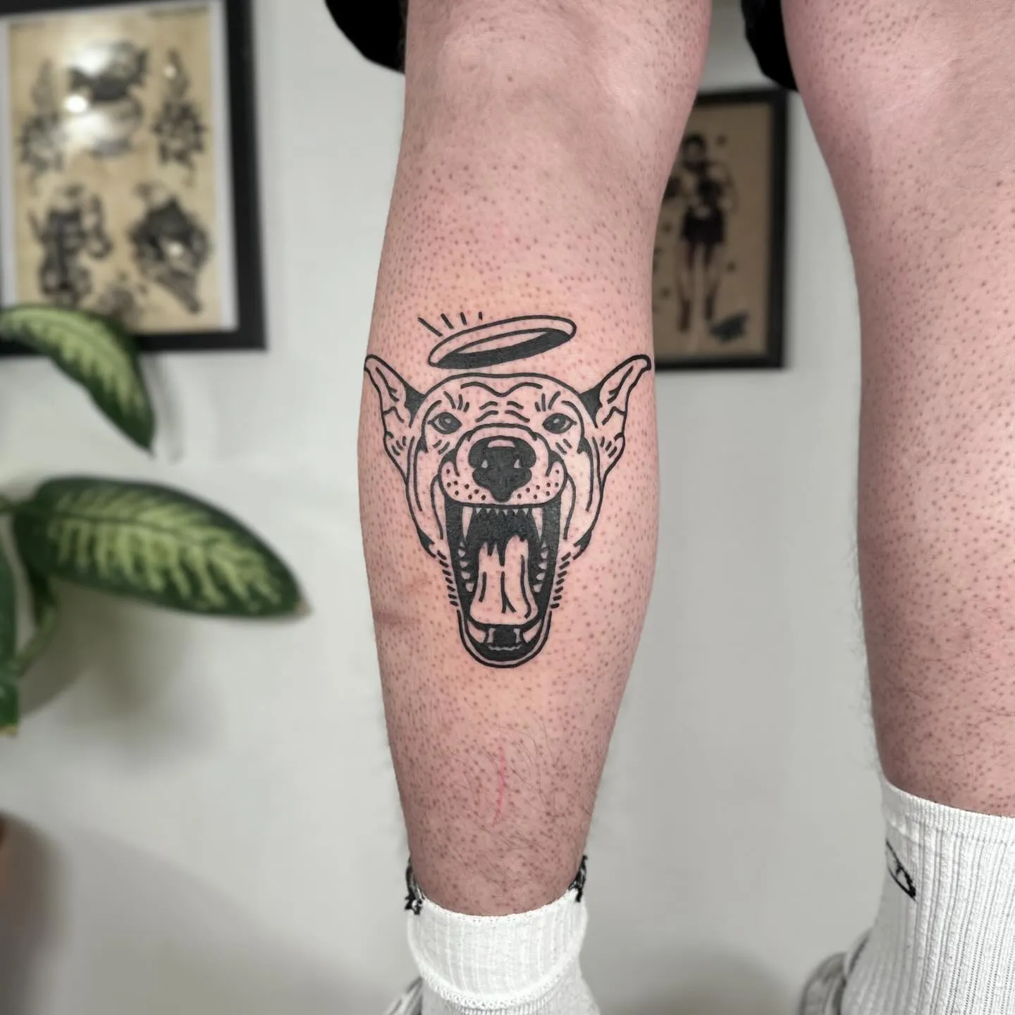 Tatuaż głowy psa z halo w stylu gruby kontur — tatuaż, Wujek Darek, Warszawa, Polska