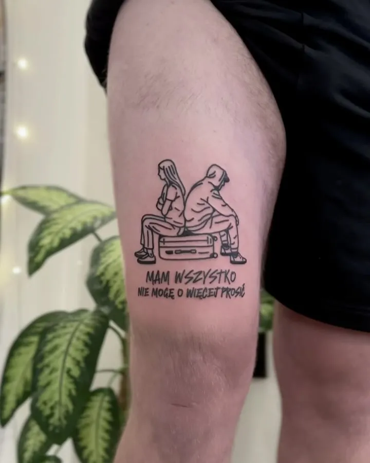 Tatuaż gruby kontur – dwie postacie siedzące na walizce z letteringiem — tatuaż, Wujek Darek, Warszawa, Polska