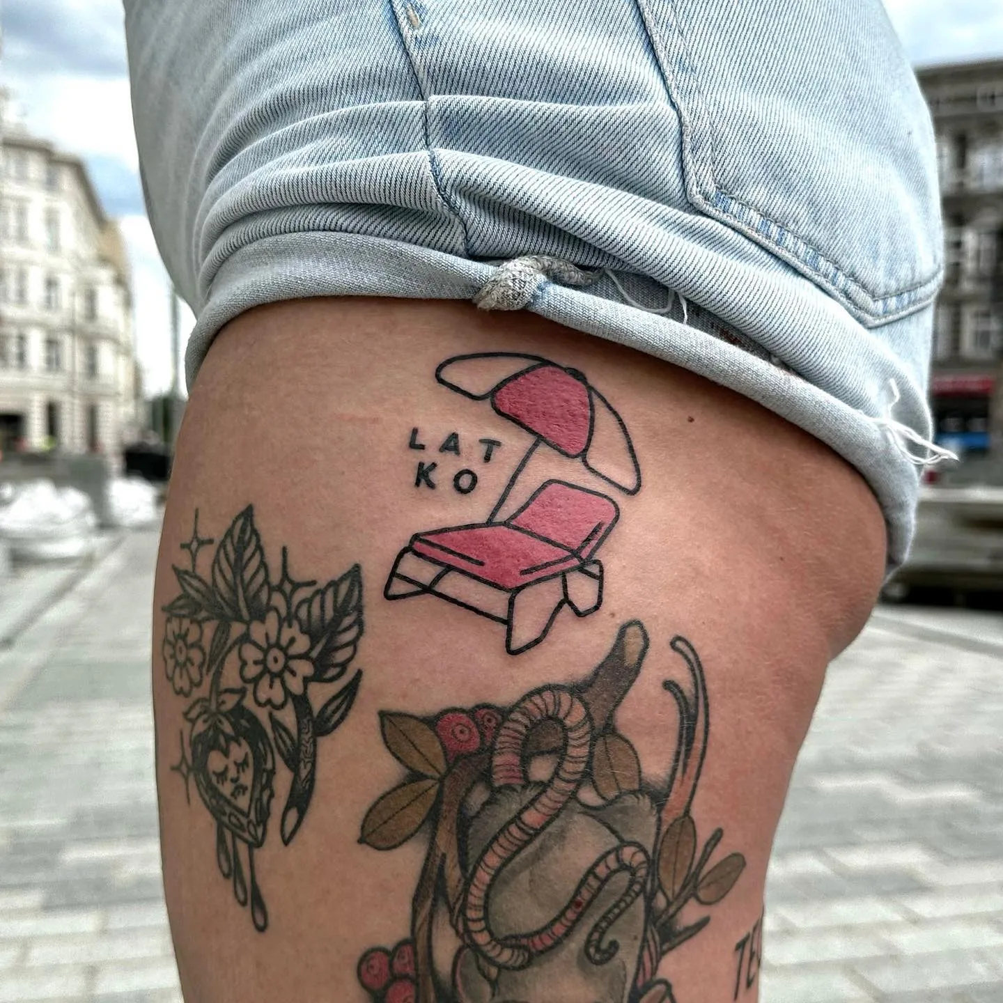 Tatuaż gruby kontur z listkami, sercem i literami LATKO — tatuaż, Wujek Darek, Warszawa, Polska