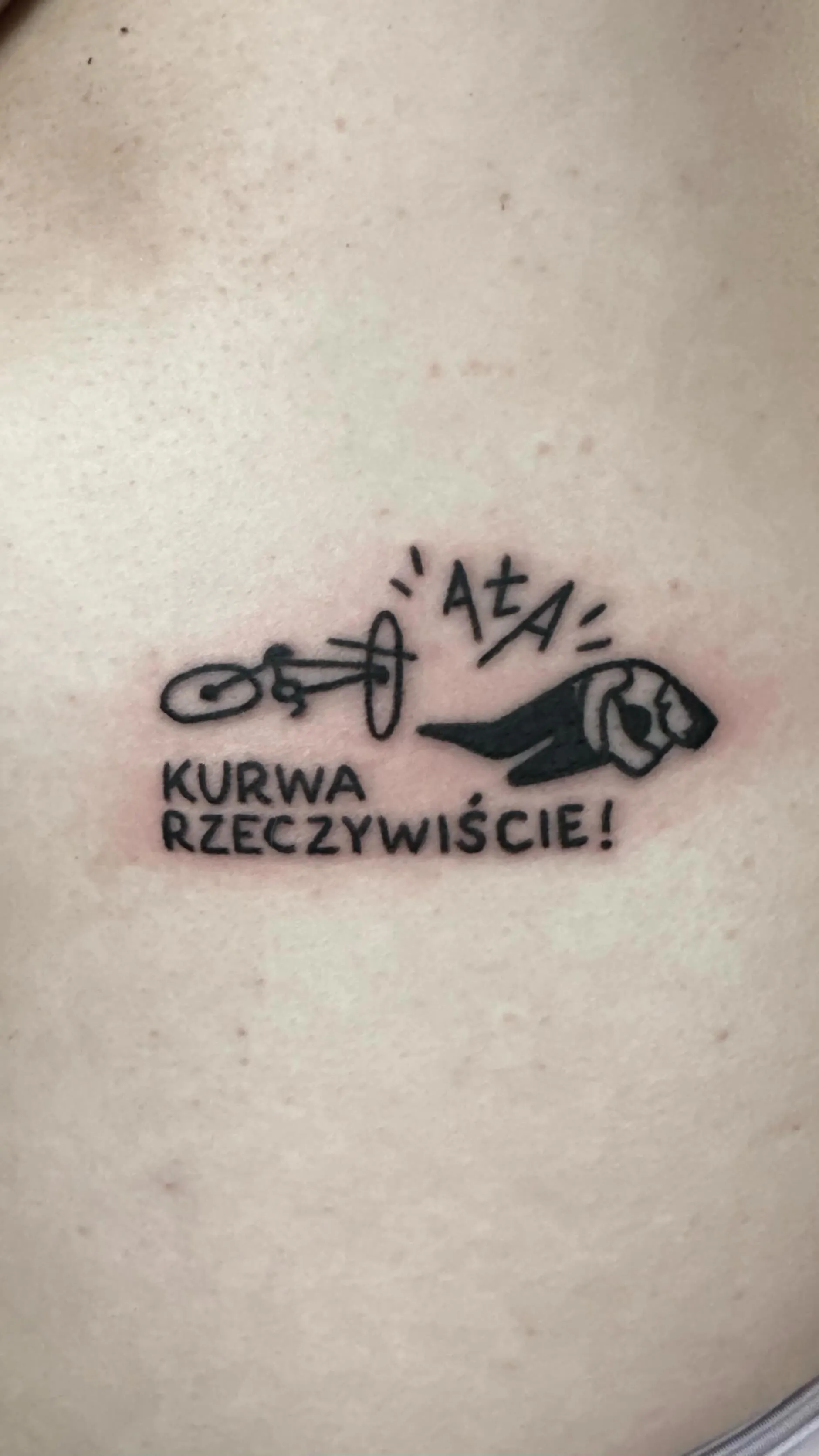 Tatuaż gruby kontur z napisem i symbolem dłoni — tatuaż, Wujek Darek, Warszawa, Polska