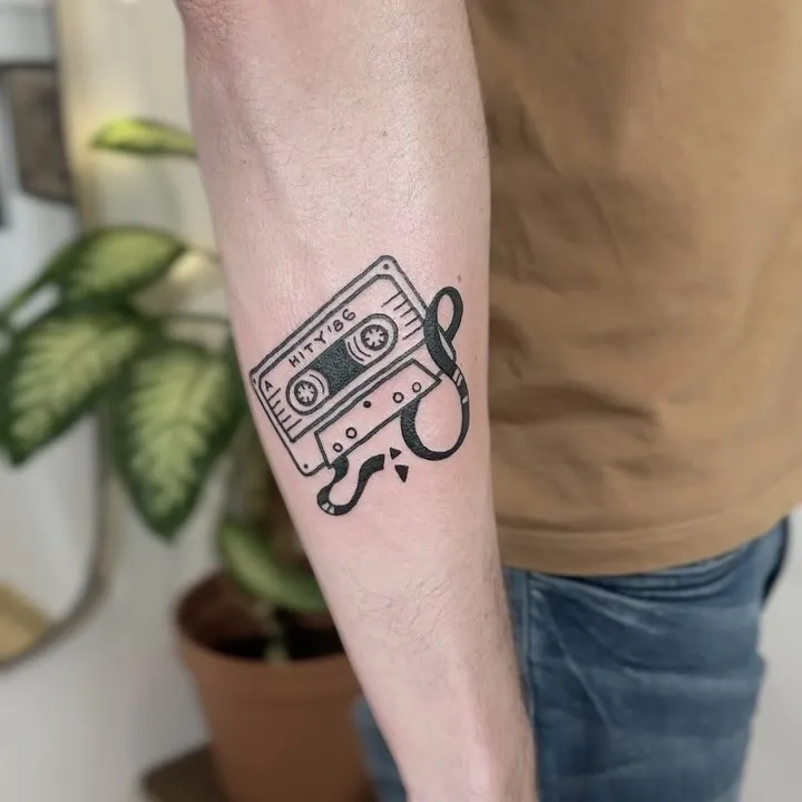 Tatuaż kasetki z grubym konturem i lettering'iem — tatuaż, Wujek Darek, Warszawa, Polska