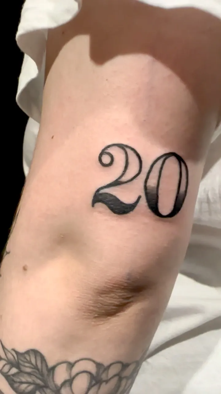 Tatuaż lettering "20" z grubym konturem — tatuaż, Wujek Darek, Warszawa, Polska