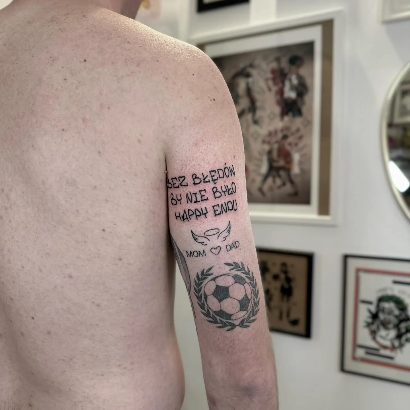 Tatuaż lettering z piłką nożną i motywem anielskim na ramieniu — tatuaż, Wujek Darek, Warszawa, Polska