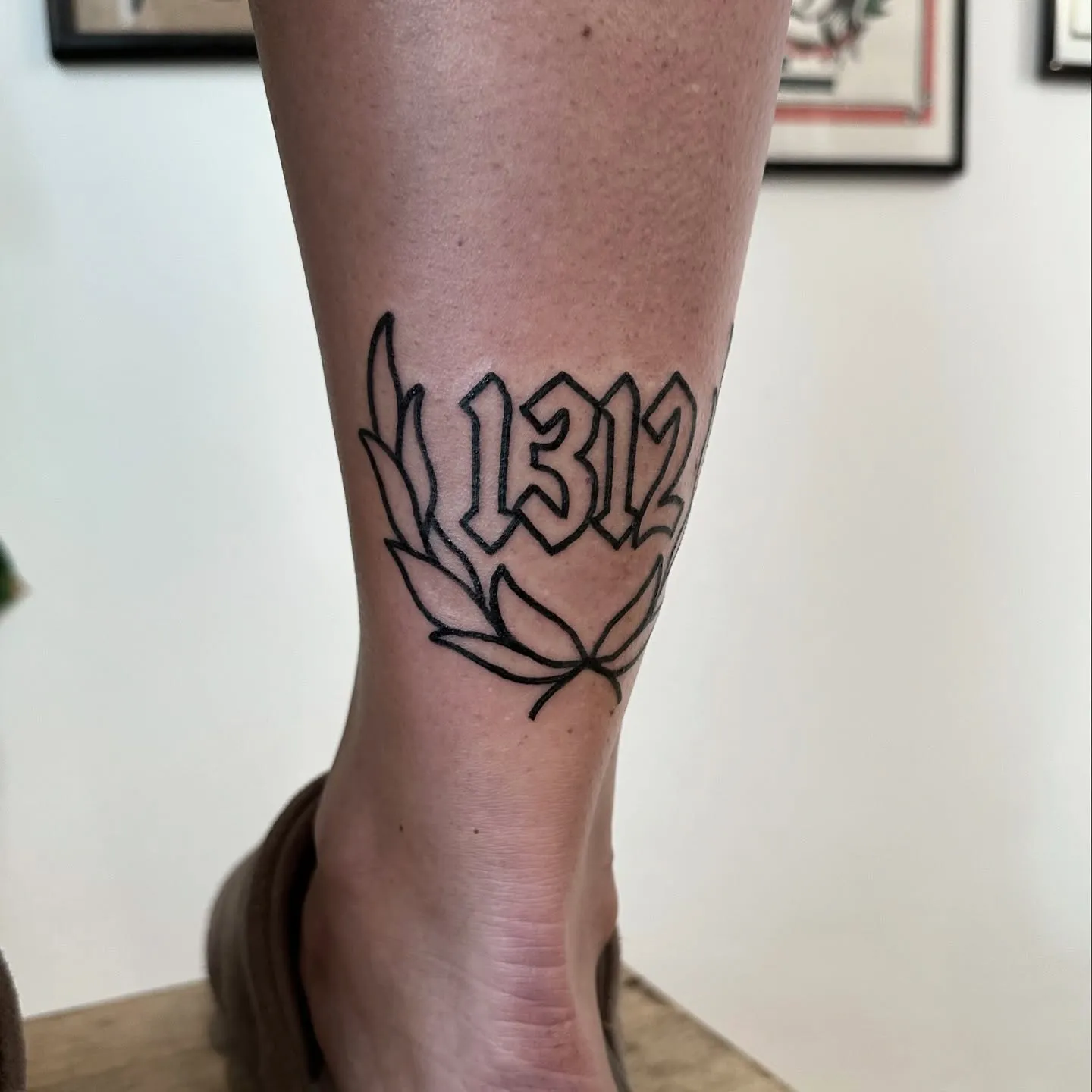 Tatuaż lettering z ultragrubym konturem i liściem lotosu — tatuaż, Wujek Darek, Warszawa, Polska