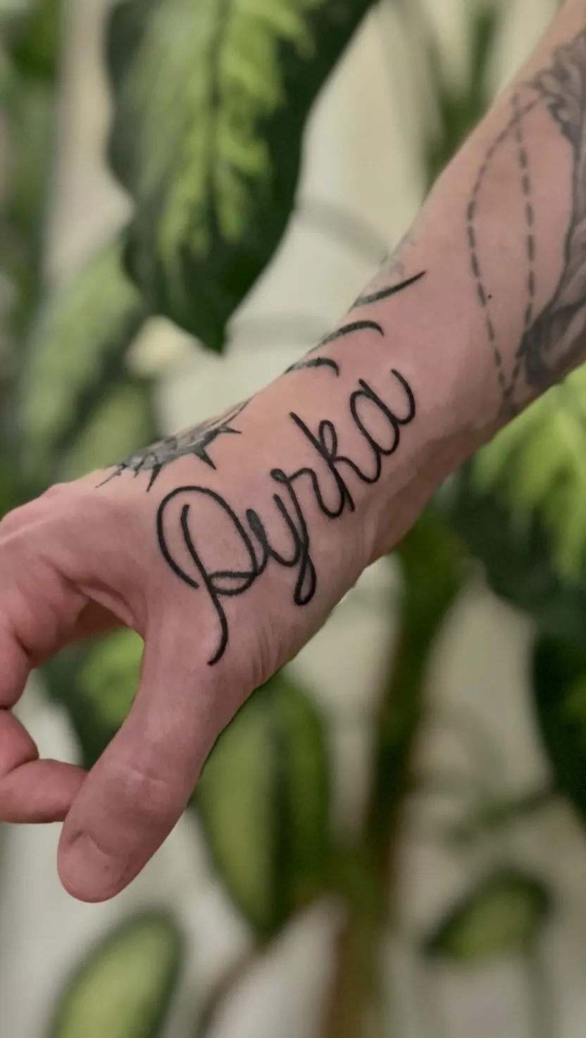 Tatuaż letteringiem na przedramieniu w stylu grubego konturu — tatuaż, Wujek Darek, Warszawa, Polska