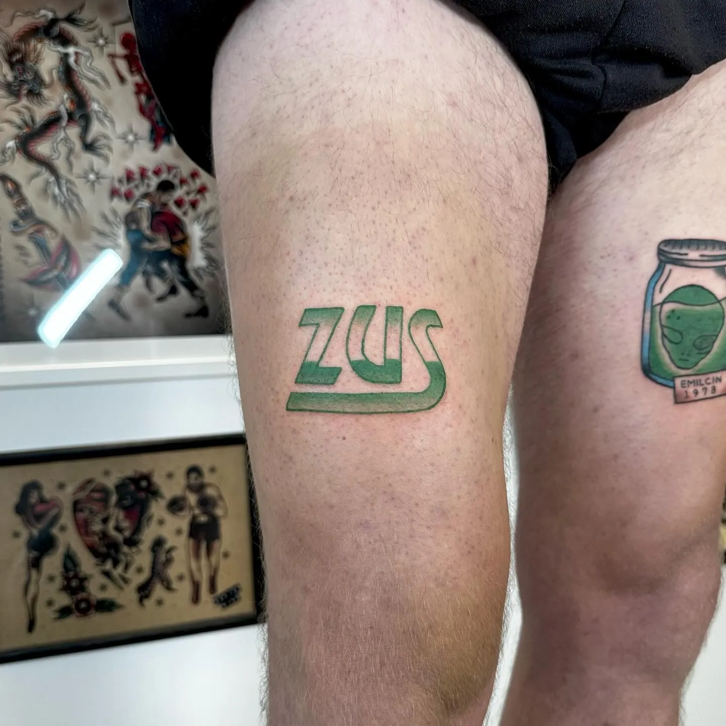Tatuaż letteringu ZYS w ultragrubym konturze na udzie — tatuaż, Wujek Darek, Warszawa, Polska