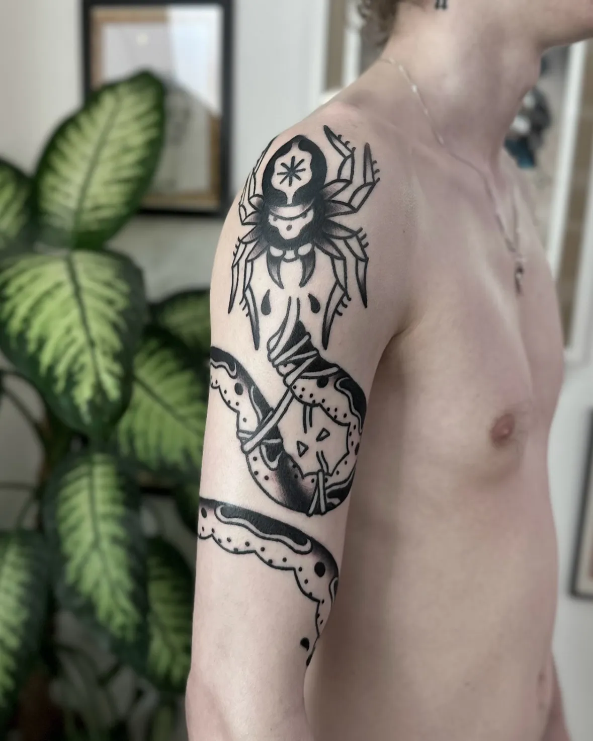 Tatuaż pająka z symbolem astrologicznym i wężem w grubym konturze — tatuaż, Wujek Darek, Warszawa, Polska