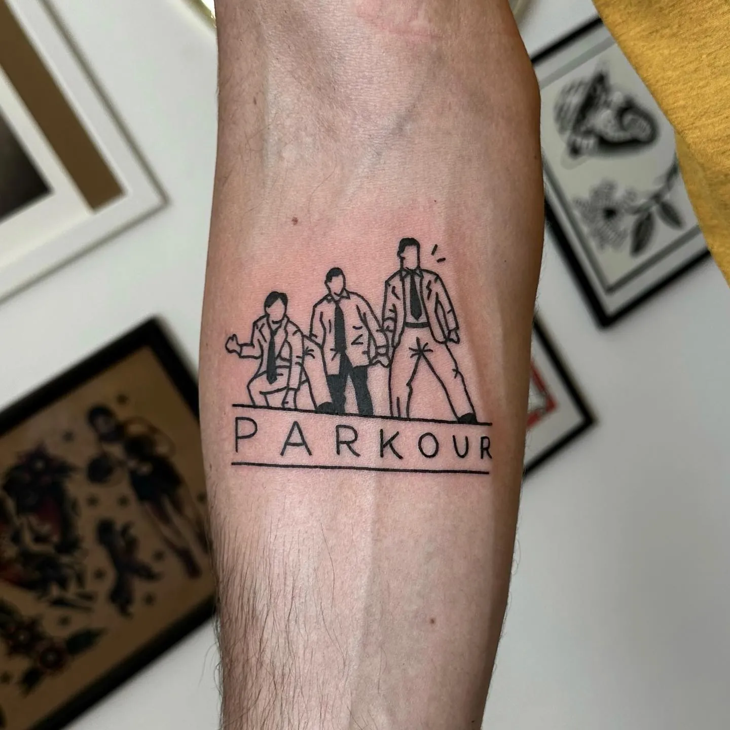 Tatuaż Parkour z trzema postaciami w grubym konturze i letterings — tatuaż, Wujek Darek, Warszawa, Polska
