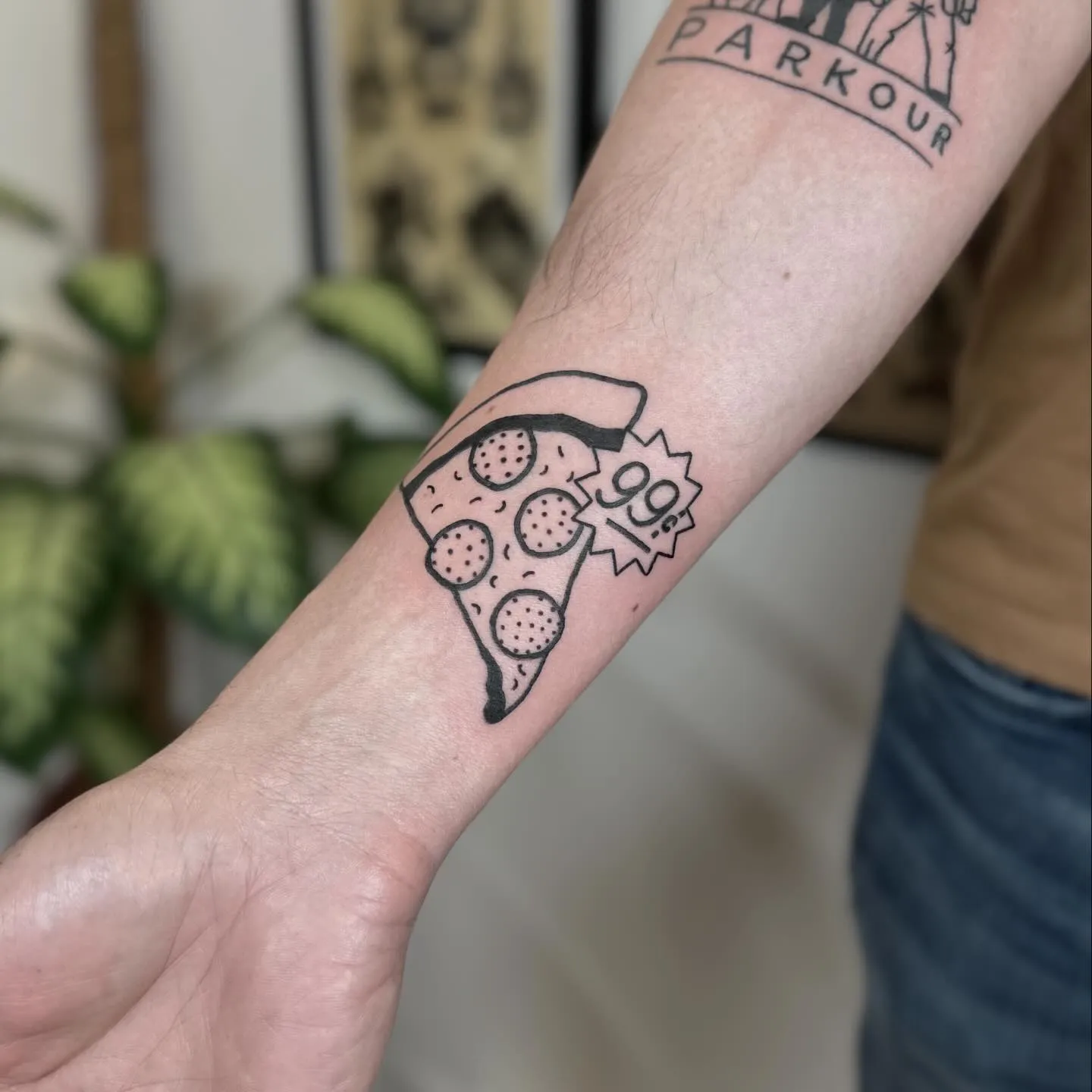 Tatuaż pizzy z grubym konturem i lettering'iem — tatuaż, Wujek Darek, Warszawa, Polska