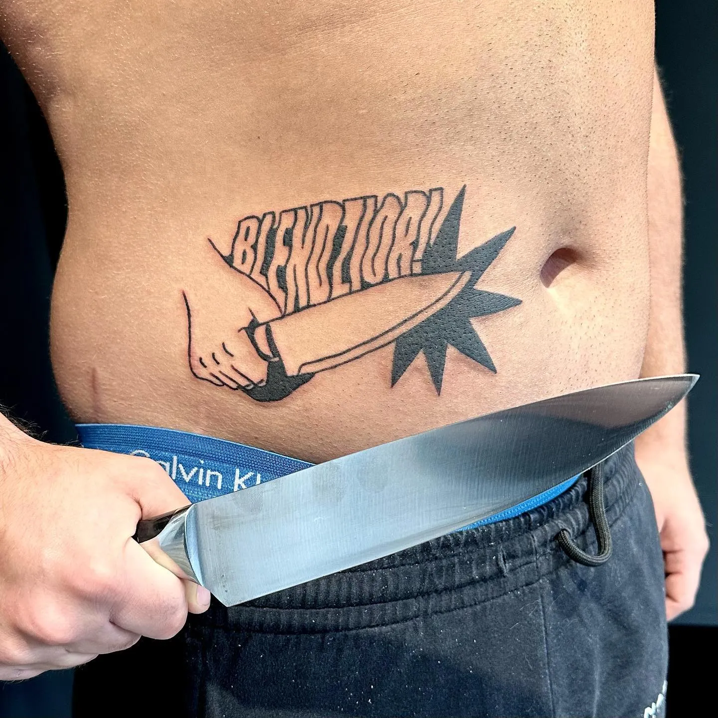 Tatuaż siekiera z ultragrubym konturem i lettering — tatuaż, Wujek Darek, Warszawa, Polska