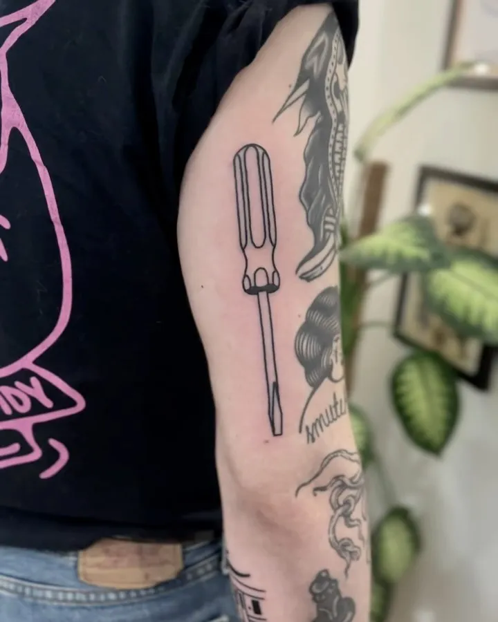 Tatuaż śrubokrętu w stylu gruby kontur — tatuaż, Wujek Darek, Warszawa, Polska