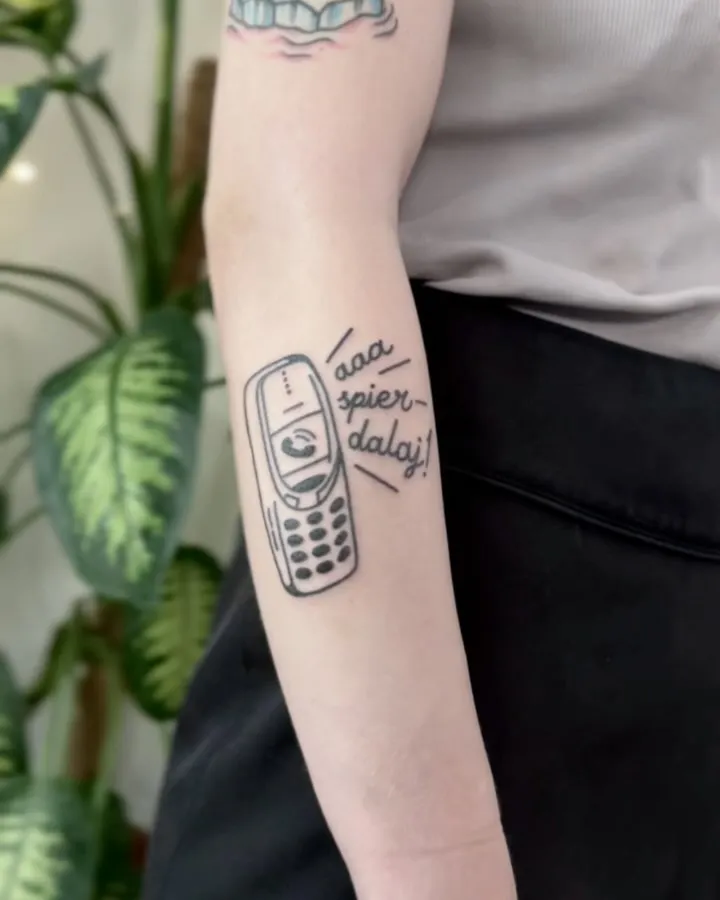 Tatuaż telefonu Nokia z literingiem w stylu gruby kontur — tatuaż, Wujek Darek, Warszawa, Polska