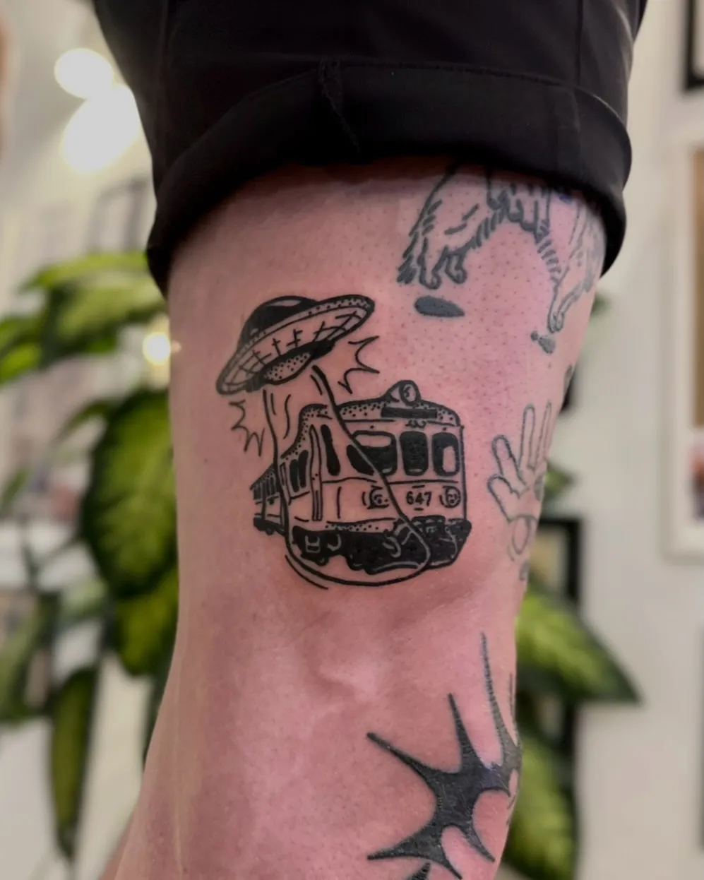 Tatuaż UFO i pociągu z grubym konturem — tatuaż, Wujek Darek, Warszawa, Polska