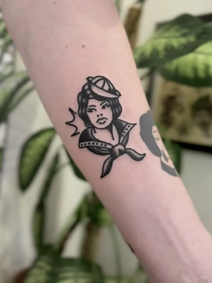 Tatuaż w stylu tradycyjnym – portret marynarki pinup na przedramieniu — tatuaż, Wujek Darek, Warszawa, Polska