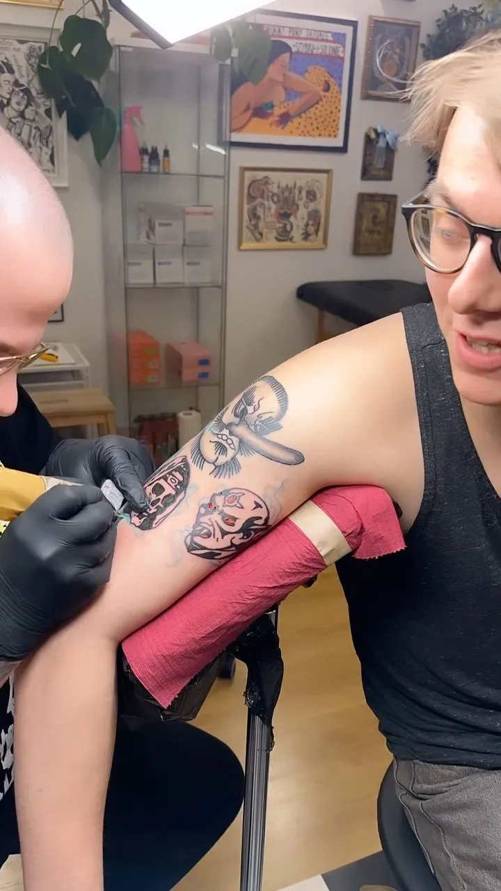 Tatuaż z czaszką i ptakami w stylu gruby kontur — tatuaż, Wujek Darek, Warszawa, Polska